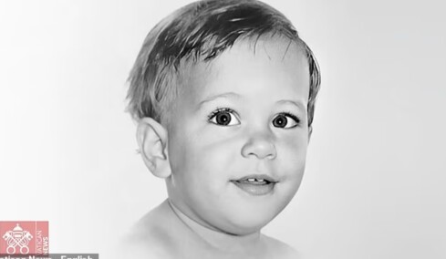 Ποιος είναι ο μικρός με το αγγελικό χαμόγελο που έγινε μία από τις πιο επιδραστικές μορφές στον κόσμο - Τι είχε προβλέψει δασκάλα του