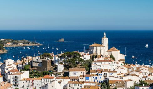 Cadaqués: Το λευκό χωριό της Costa Brava που λάτρεψε ο Νταλί
