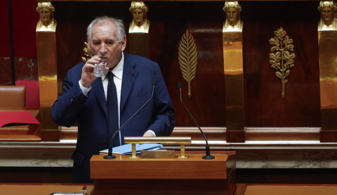 Στο νοσοκομείο με βαριά γρίπη ο Φρανσουά Μπαϊρού