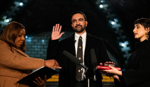 Ο Ζοχράν Μαμντάνι ορκίστηκε δήμαρχος της Νέας Υόρκης σε ιστορικό σταθμό του μετρό στο Μανχάταν, δείτε βίντεο