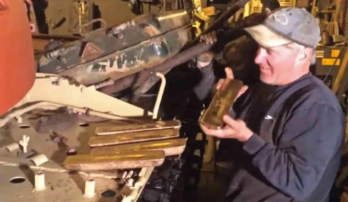 Άνοιξε ένα παλιό άρμα μάχης και βρήκε μέσα 5 ράβδους χρυσού: «Δεν ήξερα τι να κάνω»
