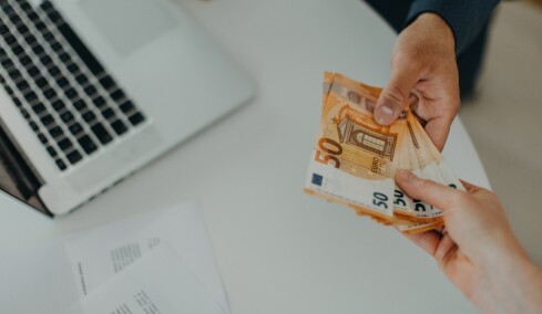 Πόσο αυξάνονται οι μισθοί το 2026 με τη μείωση φόρου, δείτε παραδείγματα