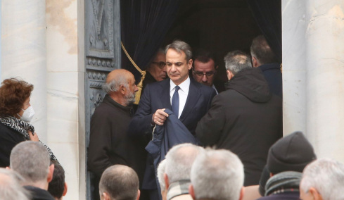 Το τελευταίο «αντίο» αυτή την ώρα στον πατριάρχη της Βιοχάλκο Νίκο Στασινόπουλο, παρών και ο Κυριάκος Μητσοτάκης