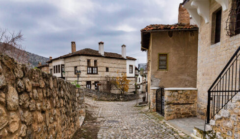 Χειμερινές αποδράσεις στην Ελλάδα: 5 προορισμοί για στιγμές με αχνιστό ρόφημα, βιβλίο και έμπνευση
