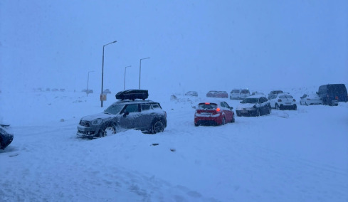 Εγκλωβισμένοι παραμένουν δεκάδες επισκέπτες στο χιονοδρομικό κέντρο Φαλακρού, ανάμεσά τους οικογένειες με παιδιά