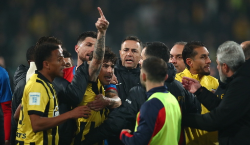 Ένταση στο φινάλε του αγώνα της ΑΕΚ με τον Βόλο - «Νάτοι, νάτοι οι πρωταθλητές» φώναζαν οι οπαδοί της Ένωσης, βίντεο 