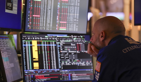 Βουτιά 800 μονάδων στα futures του Dow Jones υπό το φόβο του παρατεταμένου πολέμου