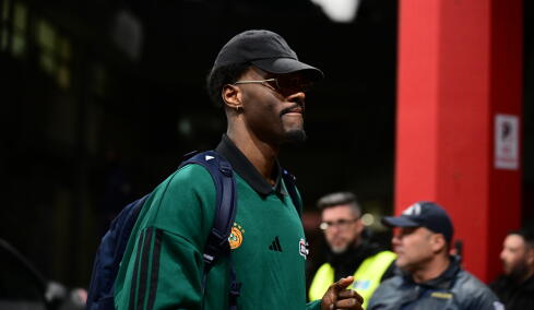 Έφτασε πρώτος στο ΣΕΦ για το παιχνίδι με τον Ολυμπιακό ο Χέιζ - Ντέιβις, βίντεο και φωτογραφίες