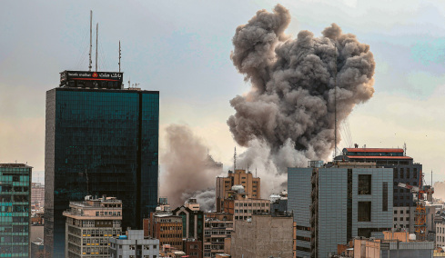 Το Ιράν διαψεύδει ότι επιδιώκει εκεχειρία: Ζημιές σε αεροδρόμιο του Ντουμπάι και πετρελαϊκό λιμάνι, πάνω από τα $105 το brent