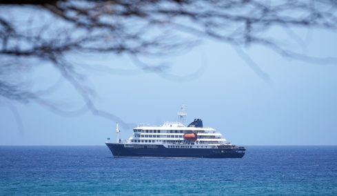 Έφτασε στο Άμστερνταμ αεροσκάφος που μεταφέρει έναν ασθενή επιβάτη του κρουαζιερόπλοιου MV Hondius