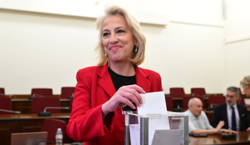 Η Δούρου εκλέγεται πρόεδρος του ΣΥΡΙΖΑ, ψήφισαν και οι οκτώ βουλευτές, δείτε φωτογραφίες
