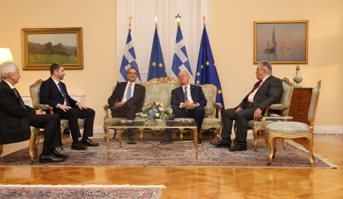 Live η δεξίωση στο Προεδρικό Μέγαρο για την 52η επέτειο αποκατάστασης της Δημοκρατίας
