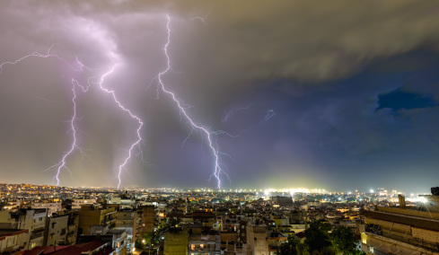 Καταιγίδα προκάλεσε προβλήματα στη Θεσσαλονίκη: Εντυπωσιακές φωτογραφίες από την έντονη κεραυνική δραστηριότητα