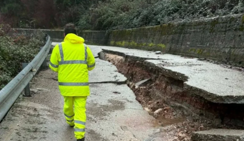 Στη δίνη της κακοκαιρίας η δυτική Ελλάδα: Πλημμυρισμένοι δρόμοι και ανεμοστρόβιλοι