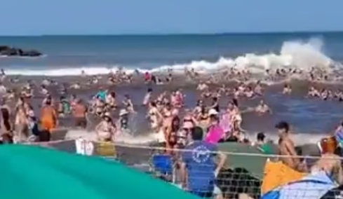 Πανικός σε παραλία της Αργεντινής από «μετεωρολογικό τσουνάμι», νεκρός ένας 29χρονος