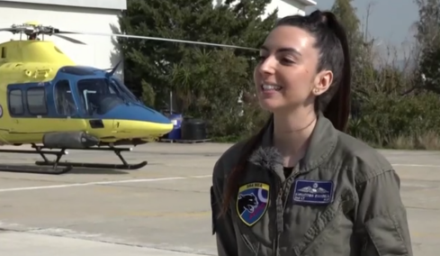 «Δεν είναι ανδρικό επάγγελμα, ο ουρανός δεν ανήκει σε κανένα φύλο»: Η 27χρονη ανθυποσμηναγός της Πολεμικής Αεροπορίας που κάνει αεροδιακομιδές