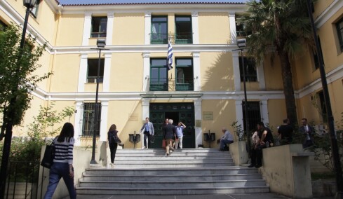 Ελεύθερος μέχρι τη δίκη ο σύζυγος παρουσιάστριας που κατηγορείται για ενδοοικογενειακή βία, δεν μπορεί να επιστρέψει στο σπίτι τους