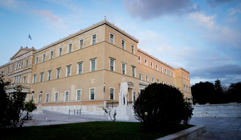 Γραφείο Προϋπολογισμού Βουλής: Λιγότερη ανάπτυξη, υψηλότερος πληθωρισμός λόγω της κρίσης στη Μέση Ανατολή