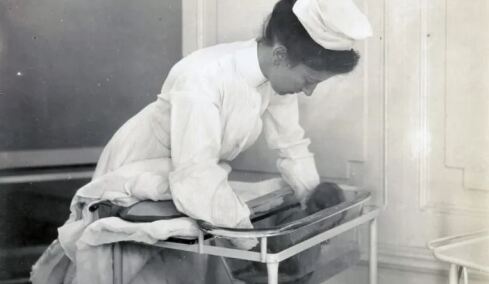 Ένας άντρας έσωσε 6.500 πρόωρα μωρά μετατρέποντάς τα σε νούμερο για τσίρκο