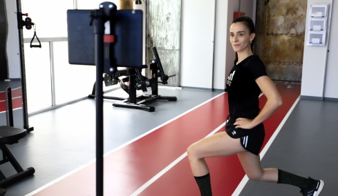 Ελληνίδα trainer παρουσιάζει τη νέα τάση στην άσκηση: Αποτελεσματική από την άνεση του σπιτιού μας