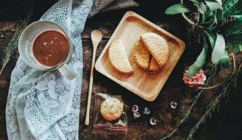 Φτιάξτε αφράτα μπισκότα με δύο μόλις υλικά