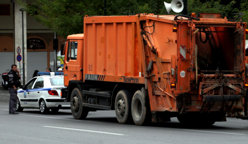 Θεσσαλονίκη: Άστεγος κοιμόταν σε κάδο σκουπιδιών και κατέληξε στην πρέσα απορριμματοφόρου κατά την αποκομιδή

