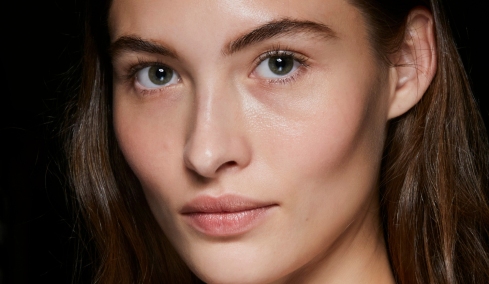 Το trick των makeup artists που μπορείτε να εφαρμόζετε όταν η επιδερμίδα σας δείχνει κουρασμένη και θαμπή