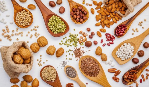 Η «άγνωστη» βιταμίνη που χαρίζει μακροζωία – 10 τροφές που την περιέχουν