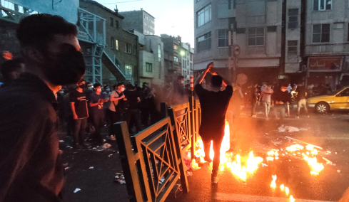 Συγκρούσεις μεταξύ διαδηλωτών και δυνάμεων ασφαλείας στο Ιράν, ένας νεκρός κατά τη διάρκεια των κινητοποιήσεων
