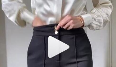 Τόσο καιρό φοράμε λάθος το πουκάμισο μέσα από το παντελόνι: Το απλό τρικ για κομψότητα