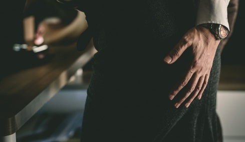 Οι συμπεριφορές σεξουαλικής παρενόχλησης στο χώρο εργασίας που πολλοί άντρες θεωρούν «αθώες»