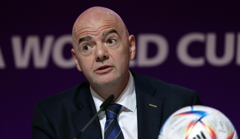 Ινφαντίνο: «Όποιος καλύπτει το στόμα του για να προσβάλλει κάποιον θα τιμωρείται»