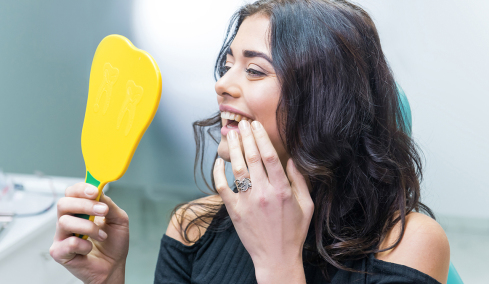 Τα πασίγνωστα χάπια που μπορούν να καταστρέψουν δόντια και εμφυτεύματα