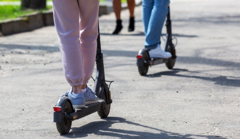 Έλληνες με πατίνια προκάλεσαν κυκλοφοριακό κομφούζιο στο Όσλο (vid)
