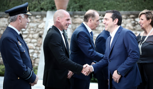 «Μια από τις σφοδρότερες δολοφονίες χαρακτήρα» - Πώς περιγράφει ο Guardian τις αναφορές Τσίπρα για Βαρουφάκη