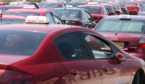 Άγριο επεισόδιο σε πιάτσα ταξί της Λαμίας: Επιτέθηκαν σε δύο οδηγούς, νοσηλεύεται στα Επείγοντα ο ένας, βίντεο