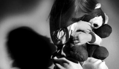 «Ο πατριός μου με κακοποιούσε σεξουαλικά από τότε που ήμουν νήπιο»: Η ανατριχιαστική μαρτυρία μιας γυναίκας