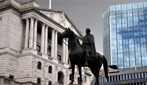 Η Τράπεζα της Αγγλίας κράτησε αμετάβλητα τα επιτόκια στο 3,75%