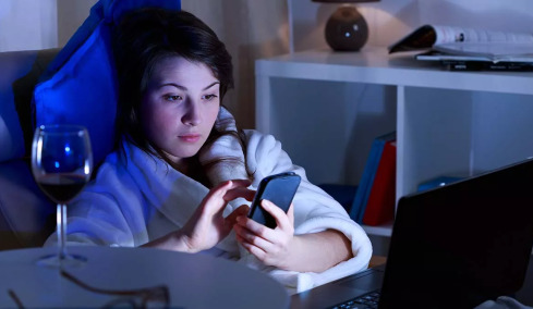 Πώς το ξενύχτι αυξάνει τον καρδιαγγειακό κίνδυνο – Τι δείχνει νέα μελέτη για τα «νυχτοπούλια»
