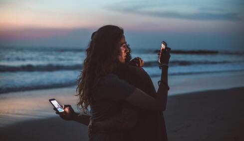 Phubbing: Τι είναι και γιατί μπορεί να καταστρέψει τις σχέσεις σας