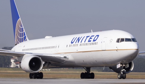 Αναγκαστική προσγείωση για Boeing της United Airlines μετά από βλάβη σε κινητήρα
