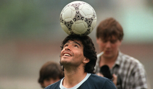 Αθώος δηλώνει ο γιατρός του Μαραντόνα, άρχισε εκ νέου η δίκη για τις συνθήκες θανάτου