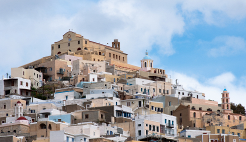 Νεκρή η γυναίκα που μαχαιρώθηκε στη Σύρο: Πήγε σε σπίτι ζευγαριού, λογομάχησε με τη γυναίκα, τη σκότωσε ο σύζυγος