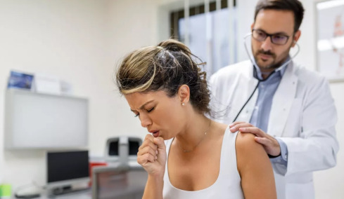 Πνευμονία: Οι ευπαθείς ομάδες – Η κατάλληλη αντιμετώπιση – Πώς μπορούμε να την προλάβουμε