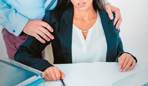 Στέλεχος γαλλικού υπουργείου έριχνε διουρητικό σε γυναίκες για να τις παρακολουθεί να ουρούν, 240 τα θύματα