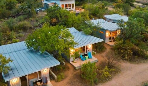 Παρέα φίλων χτίζει μια ολόκληρη πολιτεία από μικρά σπιτάκια για να ζουν ο ένας κοντά στον άλλο