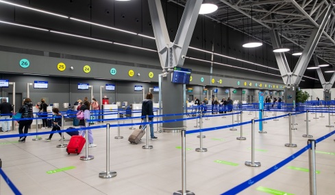 Αναγκαστική προσγείωση στη Θεσσαλονίκη σε πτήση προς Ρόδο: Επιβάτες βιντεοσκοπούσαν το προσωπικό, έκαναν φασαρία και κάπνιζαν στην τουαλέτα