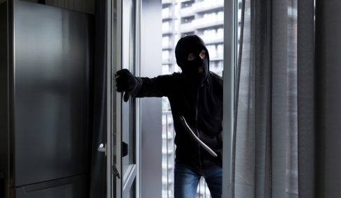 Θεσσαλονίκη: Σωριασμένοι στο έδαφος οι διαρρήκτες που έπεσαν από μπαλκόνι - Δείτε βίντεο  