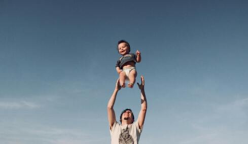 Πολύτεκνη μητέρα προβληματίζεται επειδή ο σύζυγός της ασχολείται αποκλειστικά και μόνο με τον γιο τους 