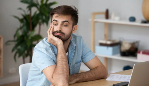 Αυτό είναι το Νο1 σύμπτωμα της κατάθλιψης – Δεν είναι η στενοχώρια